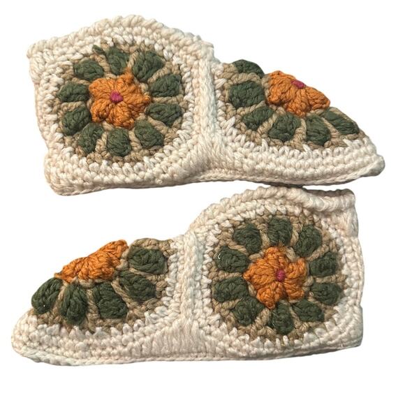 Vintage-Style Crochet Slippers with Floral Design - Picture 2 of 5